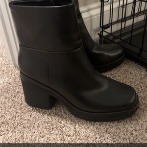 Black Heeled Boots with Chunky Heel and Smooth Leather-like Material